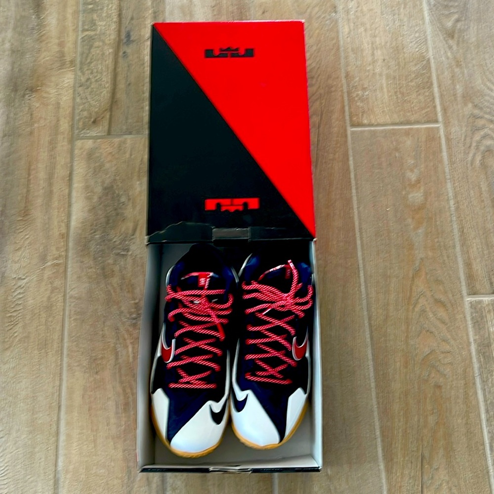 Nike sneakers Men size 9. Almost brand new. worn only once.